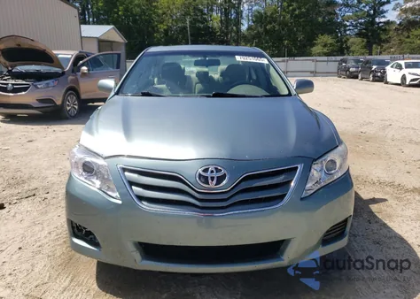 2011 Toyota Camry Base z USA, uszkodzony, nr VIN 4T1BF3EK3BU703344